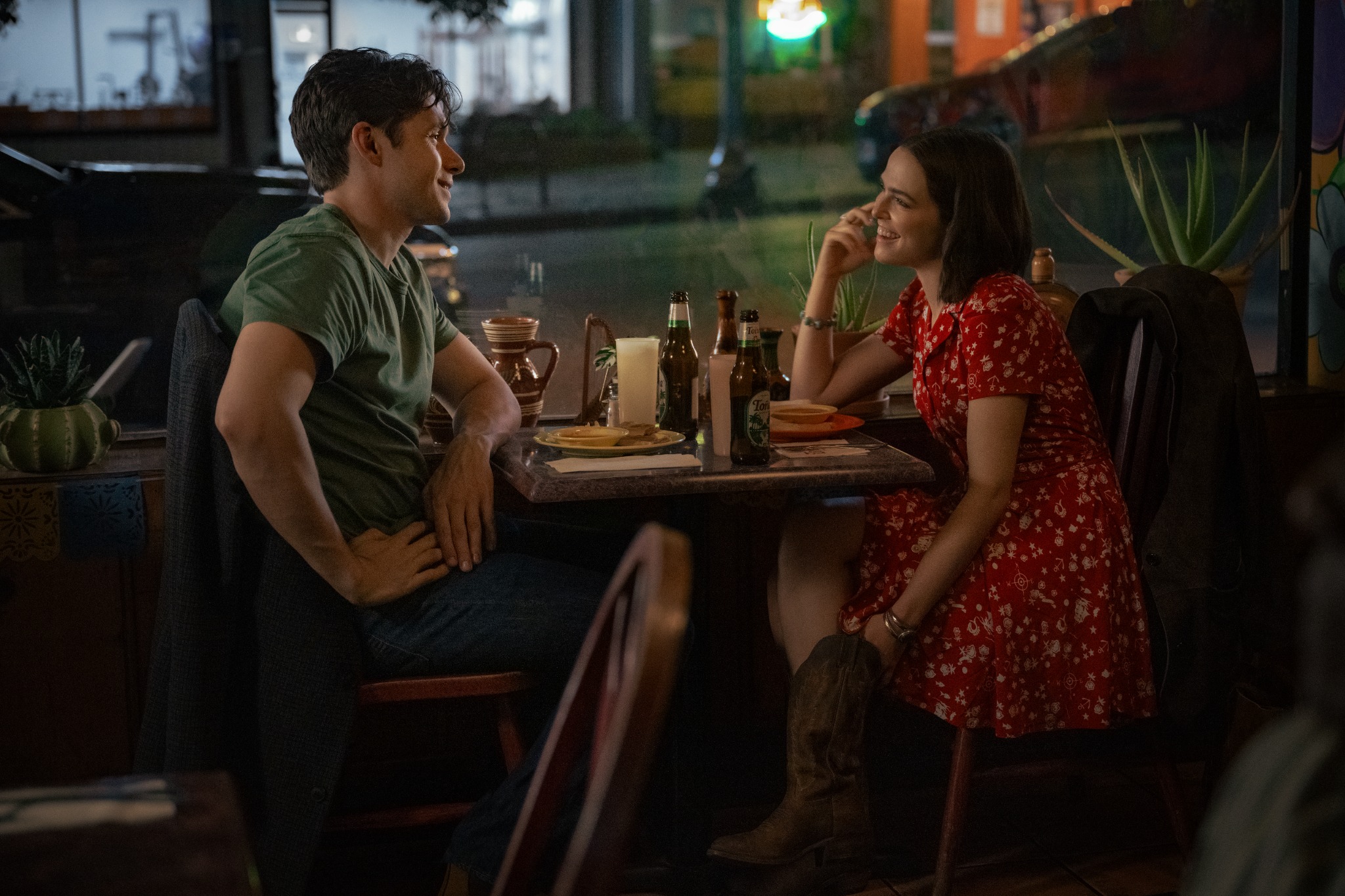 Zoey Deutch Stars in Netflix Rom-Com Voicemails for Isabelle Trailer